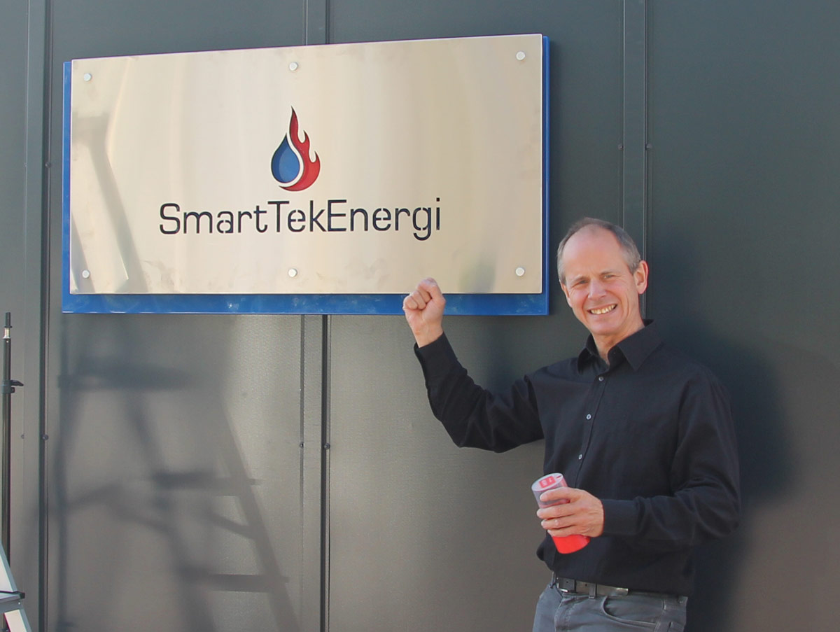 Harald Søfteland foran skiltet til SmartTek Energi.