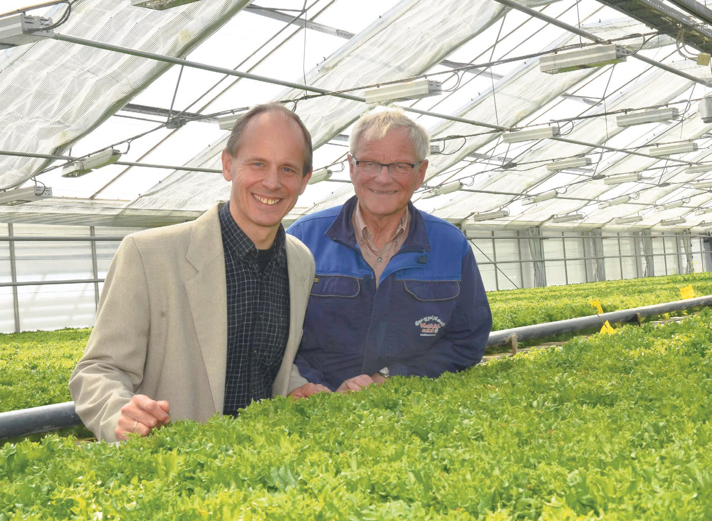 Harald Søfteland og gartner Bernt Saue i salatveksthuset på Klavenes Gård.