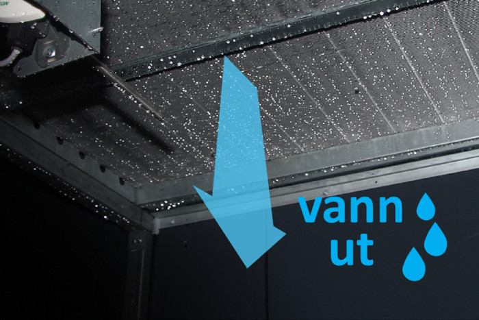 Kondensvann drypper fra en kald flate inne i aggregatet. Påskrift: vann ut.